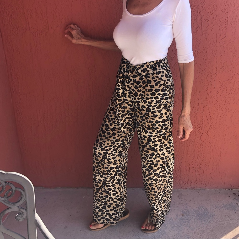 Leopard Print Wide Leg Pants with elastic tie belt.Size M - Picture 5 of 6